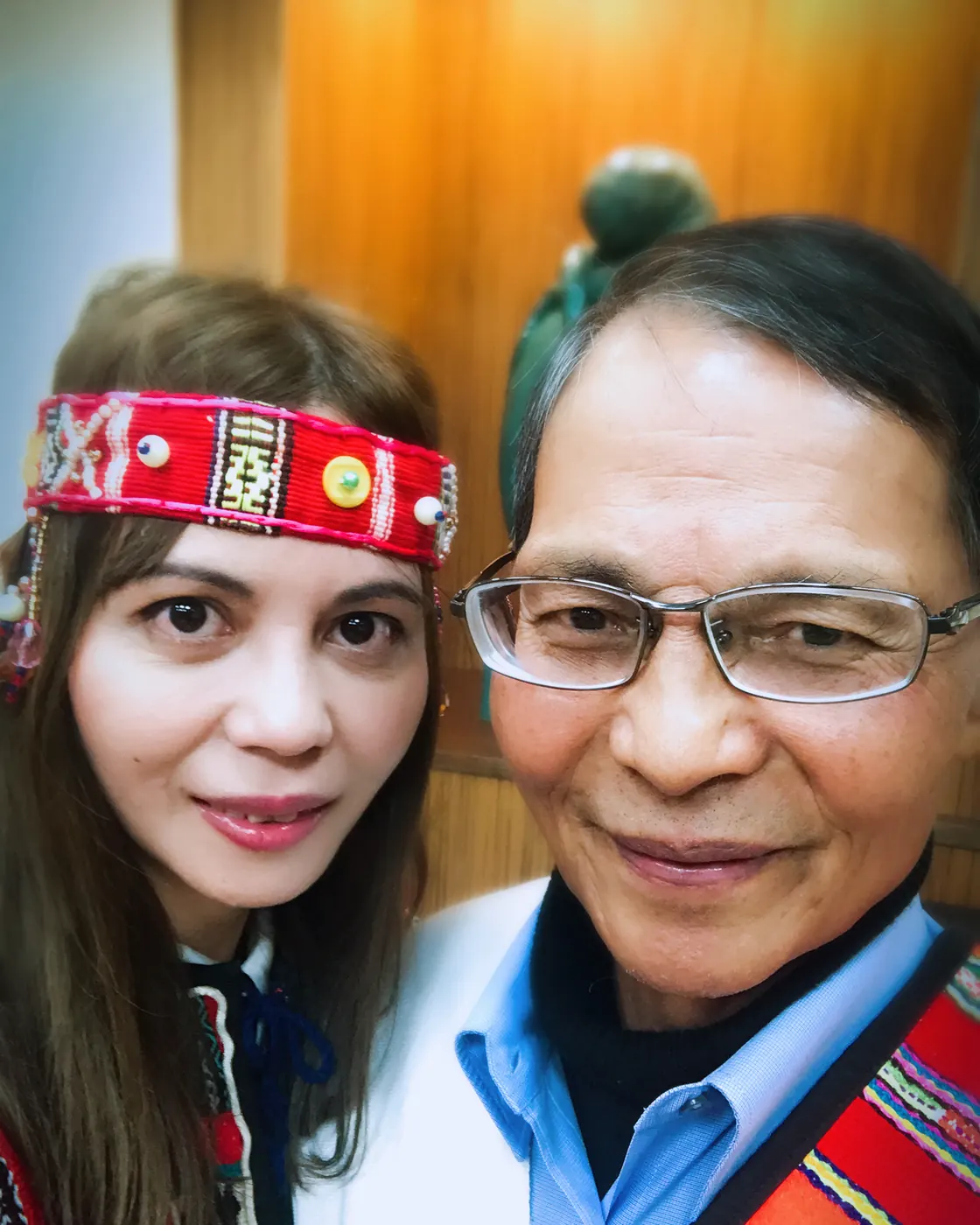 Yaba 與 Maya 身著泰雅傳統服飾合影